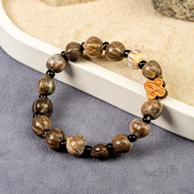 Браслет із рослини Сльози Богородиці (бусенника), з хрестиком із самшиту